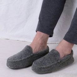 Totes Grey Isotoner Mens Felt Moccasin With Contrast Binding Slippers