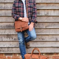 OSPREY LONDON Clayton Snuffed Grain Leather Messenger Bag Black -OSPREY LONDON Sales unnamed file 929 scaled